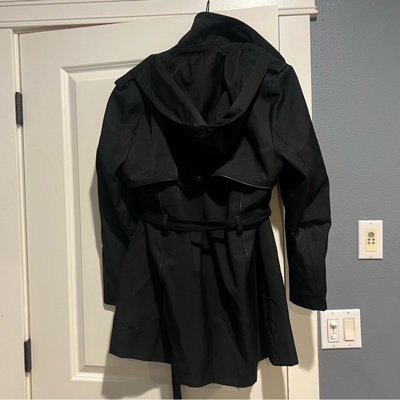 Classic black trenchcoat - Picture 3 of 4